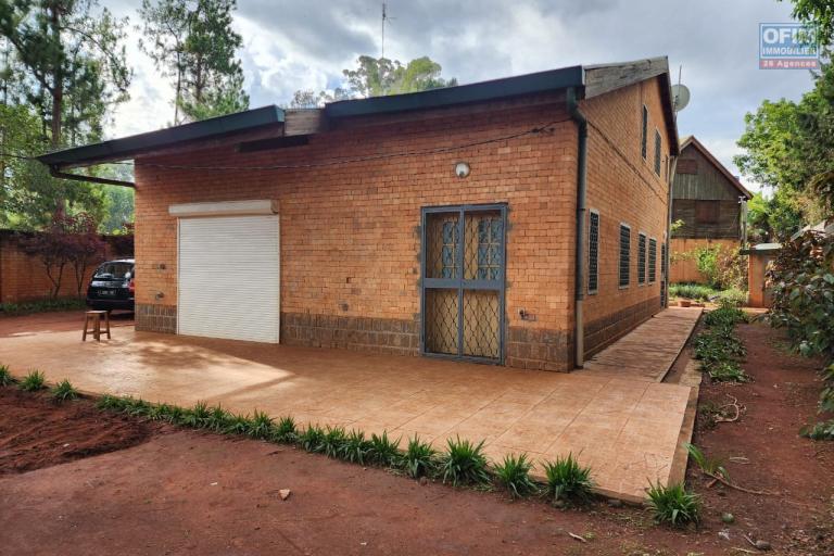 À vendre une Maison de type F5, environnement résidentiel, calme et sécurisé. Accès facile, proximité de la nouvelle rocade aéroport Ivato et Ambohitrimanjaka. ( Contact rapide Mr Jacky )