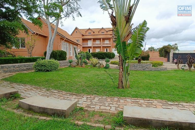 A VENDRE une propriété de 2250m2 avec maison F8 , salle évènementielle et pi...