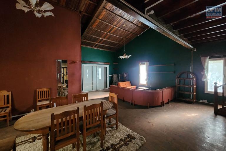 À vendre une Maison de type F5, environnement résidentiel, calme et sécurisé. Accès facile, proximité de la nouvelle rocade aéroport Ivato et Ambohitrimanjaka. ( Contact rapide Mr Jacky )