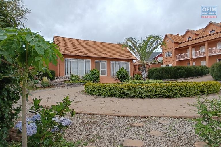 A VENDRE une propriété de 2250m2 avec maison F8 , salle évènementielle et piscine à Alasora , c contact Francia 034 02 218 69