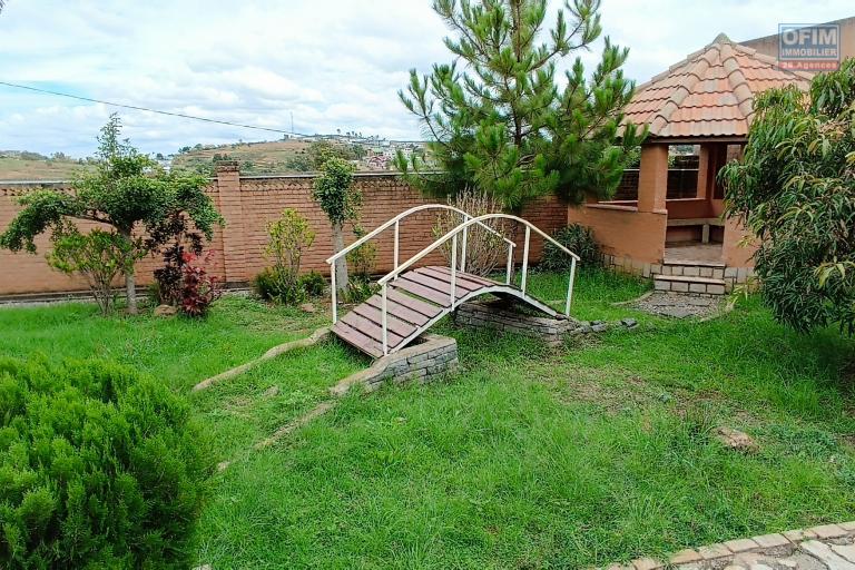 A VENDRE une propriété de 2250m2 avec maison F8 , salle évènementielle et piscine à Alasora , c contact Francia 034 02 218 69