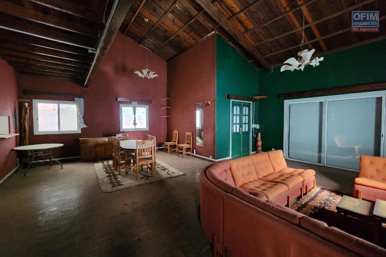 &Agrave; vendre une Maison de type F5, environnement r&eacute;sidentiel, calme et s&eacute;curis&eacute;. Acc&egrave;s facile, proximit&eacute; de la nouvelle rocade a&eacute;roport Ivato et Ambohitrimanjaka. ( Contact rapide Mr Jacky +261 34 02 443 04 )