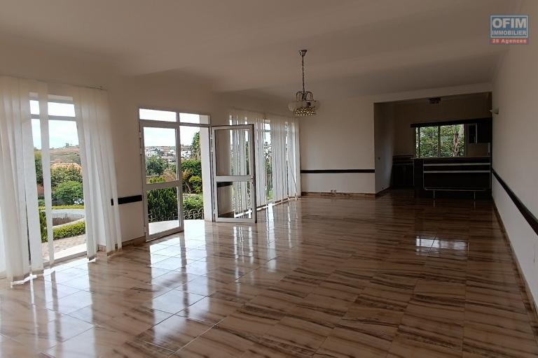 A VENDRE une propriété de 2250m2 avec maison F8 , salle évènementielle et piscine à Alasora , c contact Francia 034 02 218 69