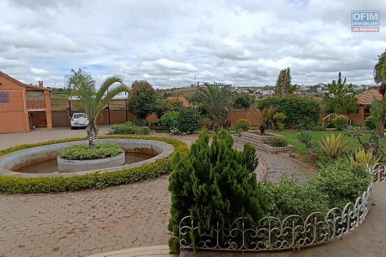 A VENDRE une propriété de 2250m2 avec maison F8 , salle évènementielle et piscine à Alasora , c contact Francia