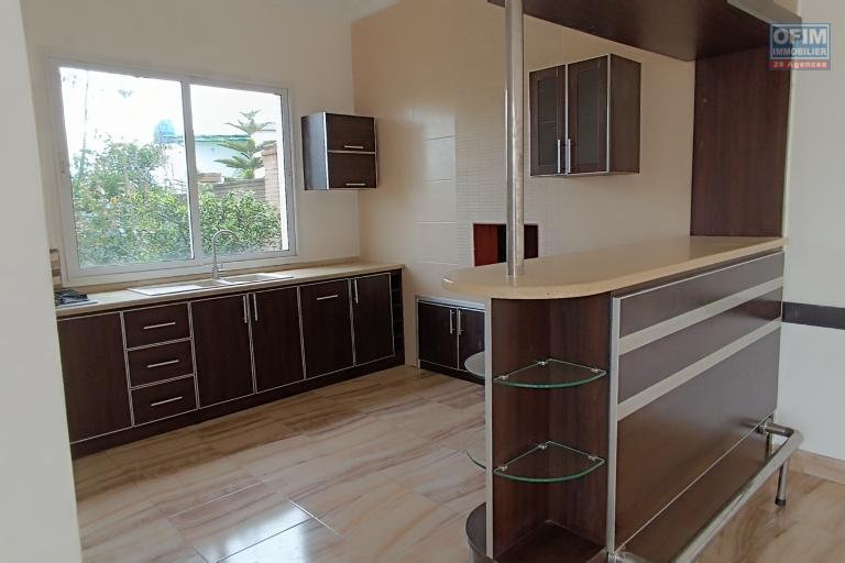 A VENDRE une propriété de 2250m2 avec maison F8 , salle évènementielle et piscine à Alasora , c contact Francia 034 02 218 69