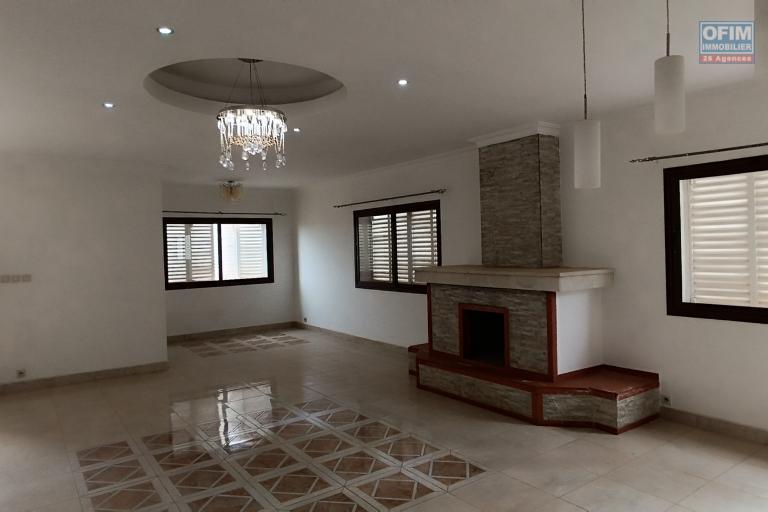 A VENDRE une propriété de 2250m2 avec maison F8 , salle évènementielle et piscine à Alasora , c contact Francia