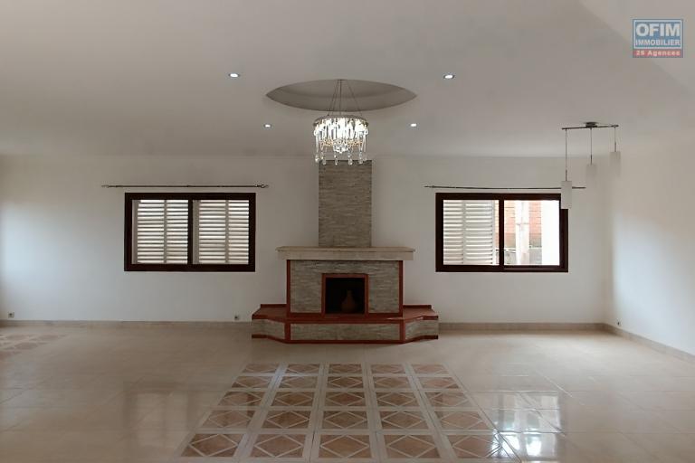 A VENDRE une propriété de 2250m2 avec maison F8 , salle évènementielle et piscine à Alasora , c contact Francia 034 02 218 69