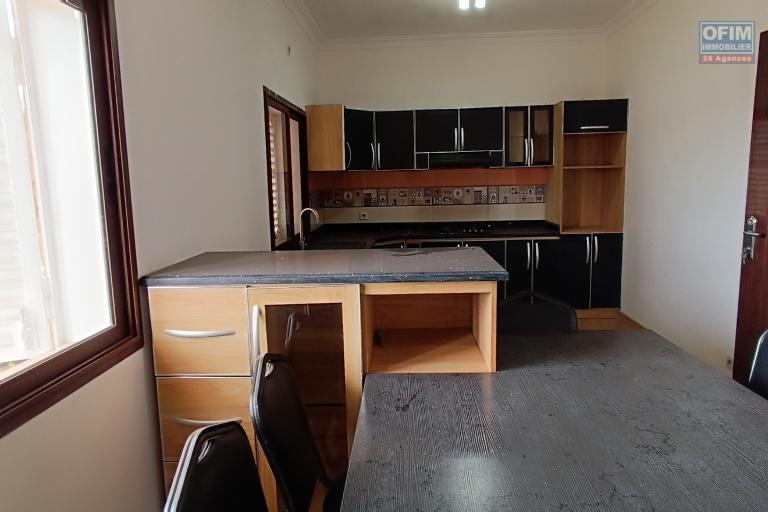 A VENDRE une propriété de 2250m2 avec maison F8 , salle évènementielle et piscine à Alasora , c contact Francia 034 02 218 69