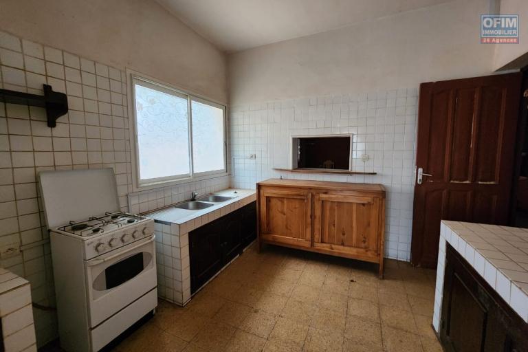 &Agrave; vendre une Maison de type F5, environnement r&eacute;sidentiel, calme et s&eacute;curis&eacute;. Acc&egrave;s facile, proximit&eacute; de la nouvelle rocade a&eacute;roport Ivato et Ambohitrimanjaka. ( Contact rapide Mr Jacky +261 34 02 443 04 )