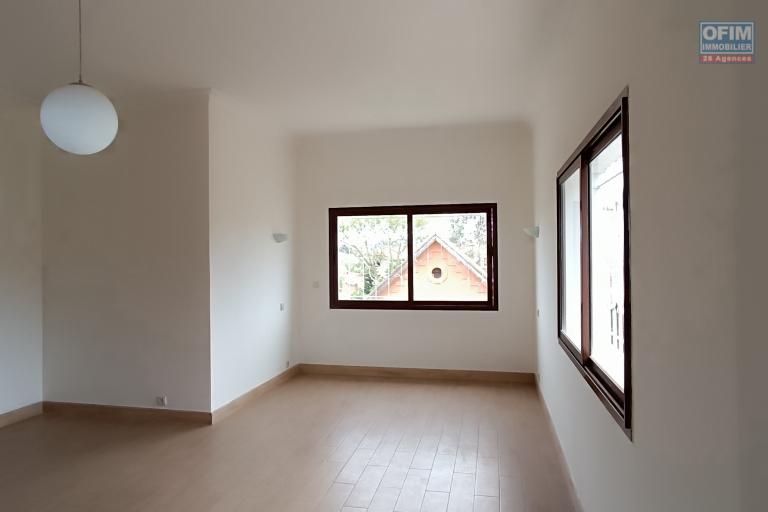 A VENDRE une propriété de 2250m2 avec maison F8 , salle évènementielle et piscine à Alasora , c contact Francia 034 02 218 69