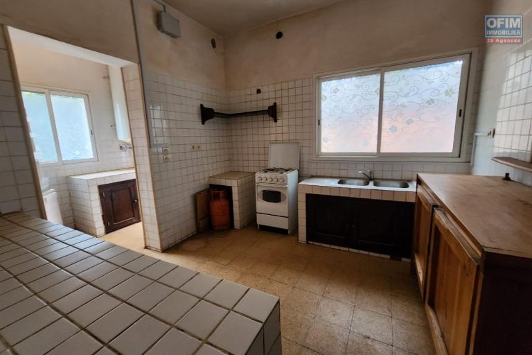 &Agrave; vendre une Maison de type F5, environnement r&eacute;sidentiel, calme et s&eacute;curis&eacute;. Acc&egrave;s facile, proximit&eacute; de la nouvelle rocade a&eacute;roport Ivato et Ambohitrimanjaka. ( Contact rapide Mr Jacky +261 34 02 443 04 )
