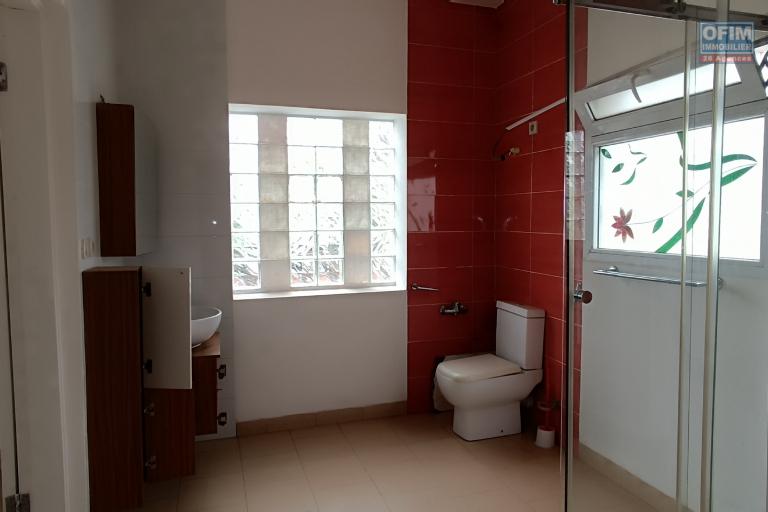 A VENDRE une propriété de 2250m2 avec maison F8 , salle évènementielle et piscine à Alasora , c contact Francia