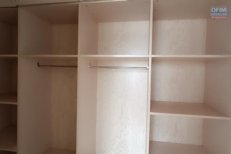 A VENDRE une propriété de 2250m2 avec maison F8 , salle évènementielle et piscine à Alasora , c contact Francia