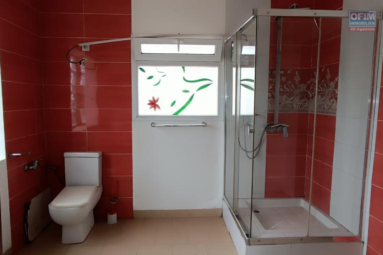 A VENDRE une propriété de 2250m2 avec maison F8 , salle évènementielle et piscine à Alasora , c contact Francia 034 02 218 69