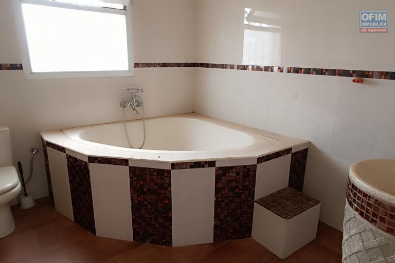 A VENDRE une propriété de 2250m2 avec maison F8 , salle évènementielle et piscine à Alasora , c contact Francia 034 02 218 69