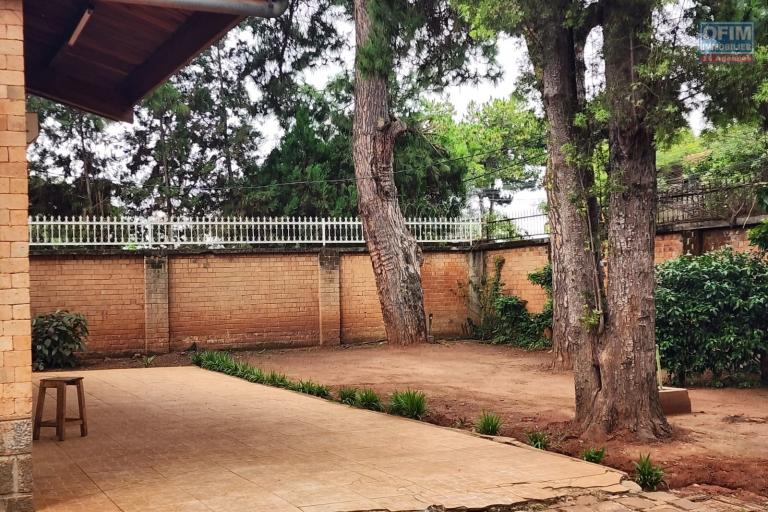 &Agrave; vendre une Maison de type F5, environnement r&eacute;sidentiel, calme et s&eacute;curis&eacute;. Acc&egrave;s facile, proximit&eacute; de la nouvelle rocade a&eacute;roport Ivato et Ambohitrimanjaka. ( Contact rapide Mr Jacky +261 34 02 443 04 )