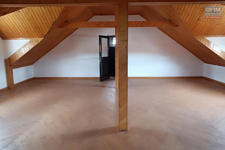 A VENDRE une propriété de 2250m2 avec maison F8 , salle évènementielle et piscine à Alasora , c contact Francia 034 02 218 69