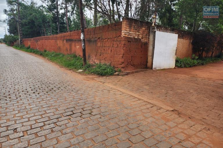 À vendre une Maison de type F5, environnement résidentiel, calme et sécurisé. Accès facile, proximité de la nouvelle rocade aéroport Ivato et Ambohitrimanjaka. ( Contact rapide Mr Jacky )