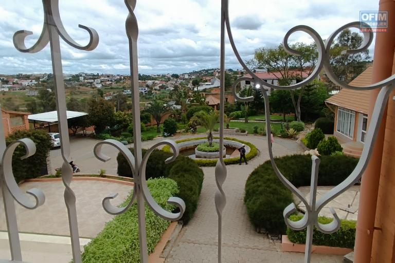 A VENDRE une propriété de 2250m2 avec maison F8 , salle évènementielle et piscine à Alasora , c contact Francia