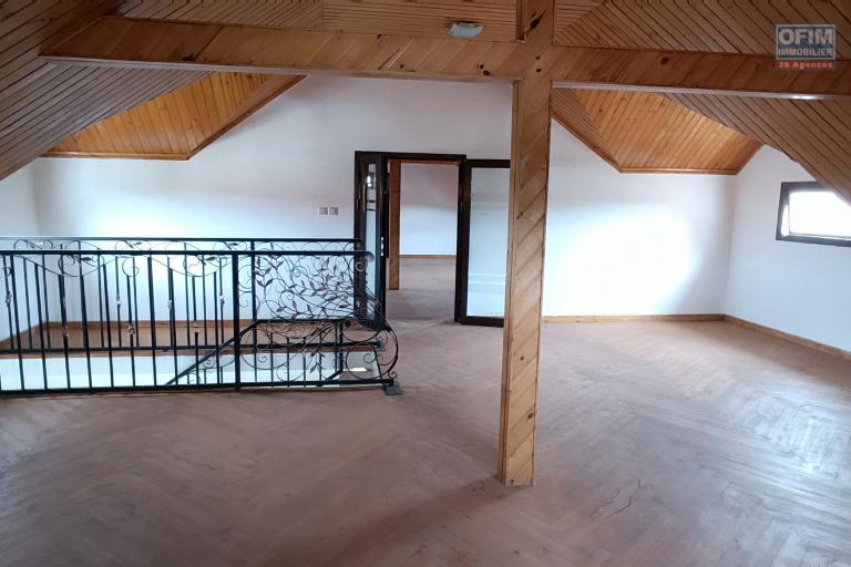 A VENDRE une propriété de 2250m2 avec maison F8 , salle évènementielle et piscine à Alasora , c contact Francia