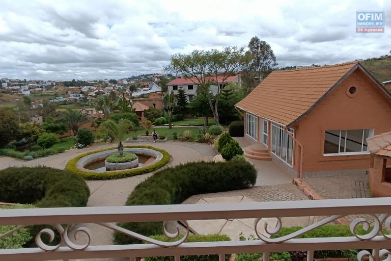 A VENDRE une propriété de 2250m2 avec maison F8 , salle évènementielle et piscine à Alasora , c contact Francia 034 02 218 69