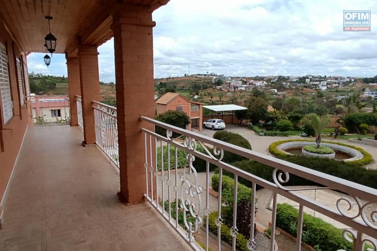 A VENDRE une propriété de 2250m2 avec maison F8 , salle évènementielle et piscine à Alasora , c contact Francia