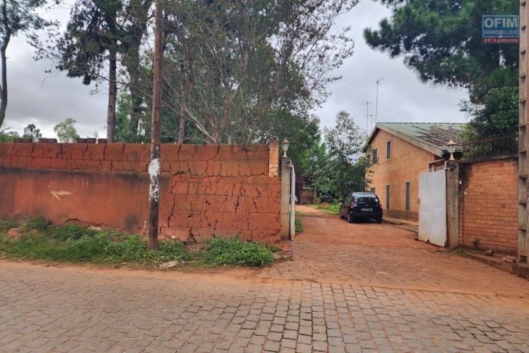 À vendre une Maison de type F5, environnement résidentiel, calme et sécurisé. Accès facile, proximité de la nouvelle rocade aéroport Ivato et Ambohitrimanjaka. ( Contact rapide Mr Jacky )