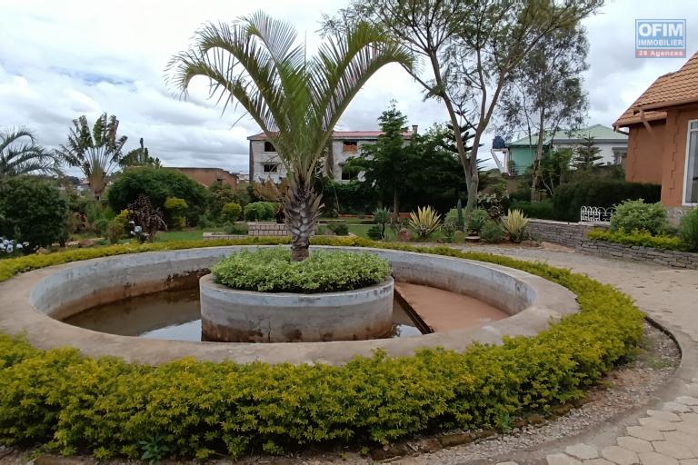 A VENDRE une propriété de 2250m2 avec maison F8 , salle évènementielle et piscine à Alasora , c contact Francia