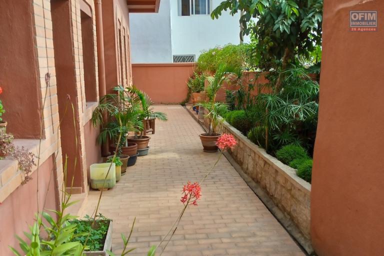 Un appartement T2 meubl&eacute; &agrave; Andohalo ( CONTACT LALAINA 034 08 583 76 )