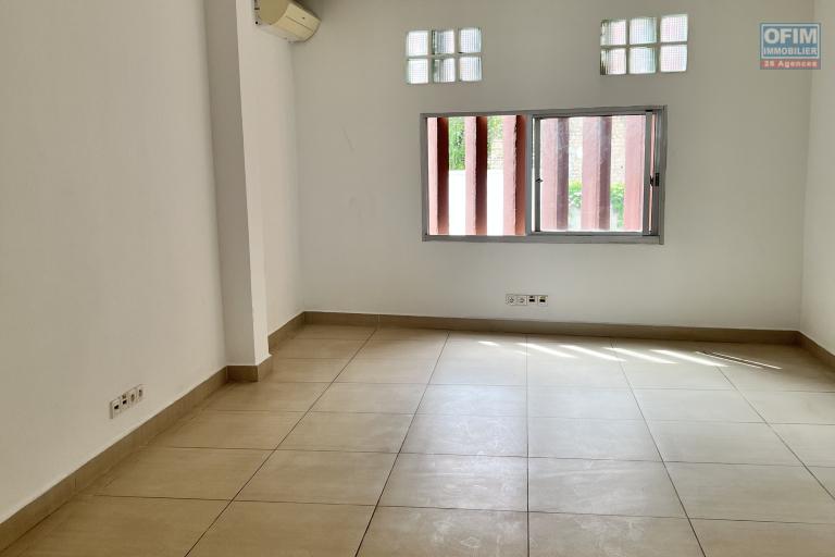 Des bureaux d'environ 100m2 chacun &agrave; Antsahavola ( CONTACT LALAINA )