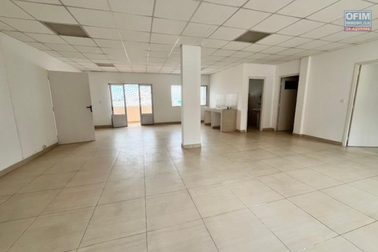 Des bureaux d'environ 100m2 chacun &agrave; Antsahavola ( CONTACT LALAINA 034 08 583 76 )