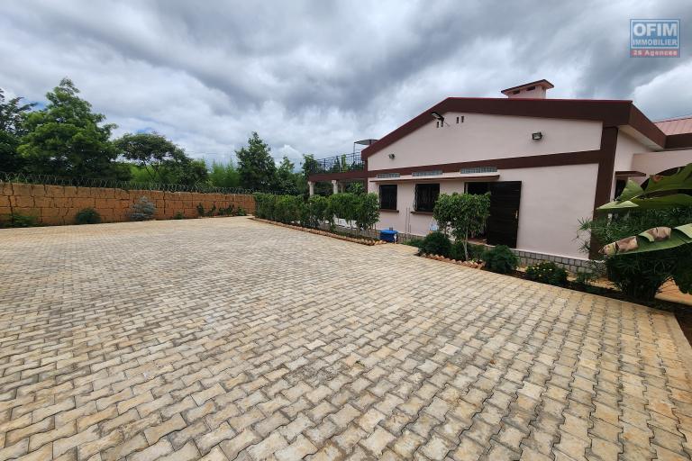 A LOUER - Jolie villa basse meublée de type F5 située à Ivato. Contact rapide Mr Jacky +