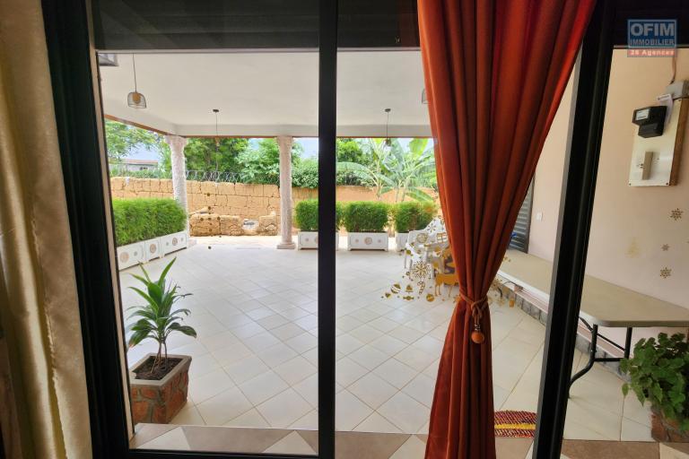 A LOUER - Jolie villa basse meublée de type F5 située à Ivato. Contact rapide Mr Jacky +