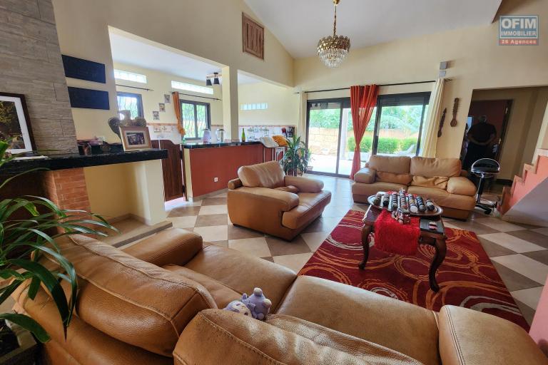 A LOUER - Jolie villa basse meubl&eacute;e de type F5 situ&eacute;e &agrave; Ivato. Contact rapide Mr Jacky + 261 34 02 443 04