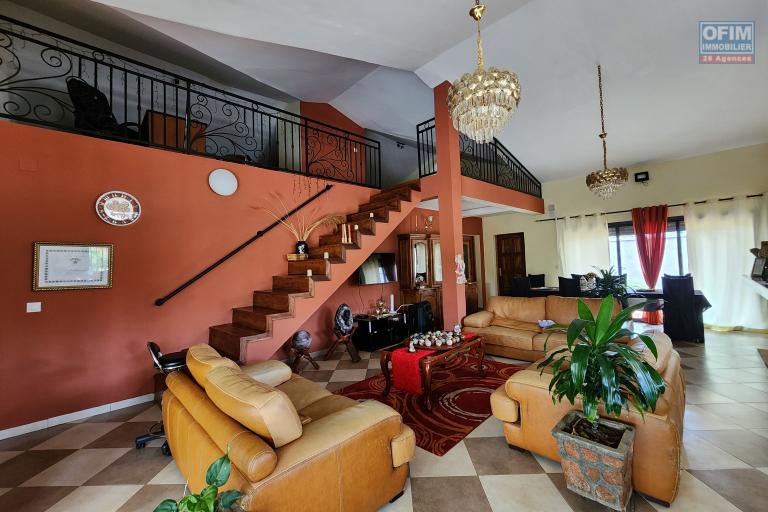 A LOUER - Jolie villa basse meubl&eacute;e de type F5 situ&eacute;e &agrave; Ivato. Contact rapide Mr Jacky + 261 34 02 443 04