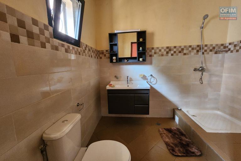 A LOUER - Jolie villa basse meubl&eacute;e de type F5 situ&eacute;e &agrave; Ivato. Contact rapide Mr Jacky + 261 34 02 443 04