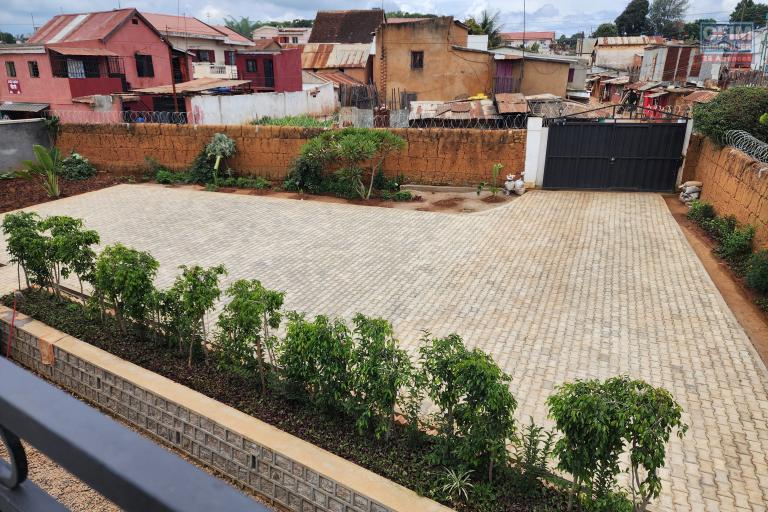 A LOUER - Jolie villa basse meubl&eacute;e de type F5 situ&eacute;e &agrave; Ivato. Contact rapide Mr Jacky + 261 34 02 443 04