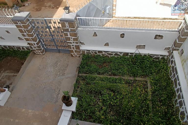 A LOUER une maison F5 avec parking à Tsimbazaza, contact Francia