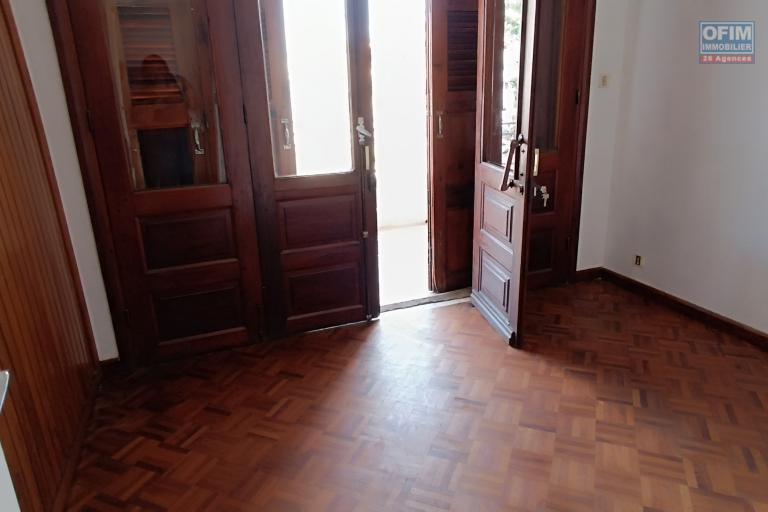 A LOUER une maison F5 avec parking à Tsimbazaza, contact Francia