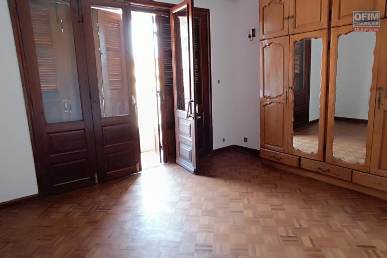 A LOUER une maison F5 avec parking à Tsimbazaza, contact Francia 034 02 218 69