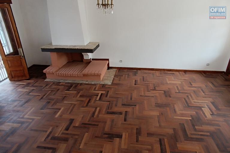 A LOUER une maison F5 avec parking à Tsimbazaza, contact Francia 034 02 218 69