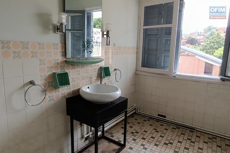 A LOUER une maison F5 avec parking à Tsimbazaza, contact Francia 034 02 218 69