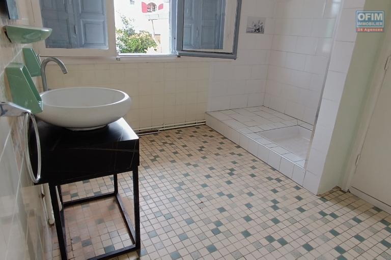 A LOUER une maison F5 avec parking à Tsimbazaza, contact Francia