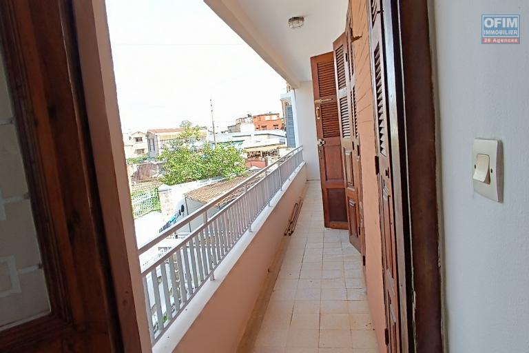 A LOUER une maison F5 avec parking à Tsimbazaza, contact Francia