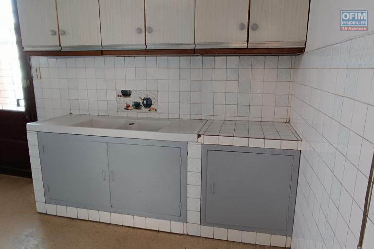 A LOUER une maison F5 avec parking à Tsimbazaza, contact Francia