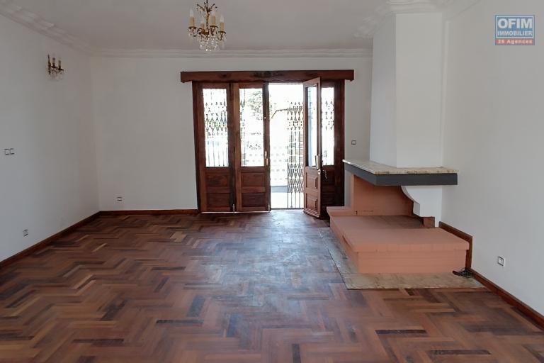 A LOUER une maison F5 avec parking à Tsimbazaza, contact Francia