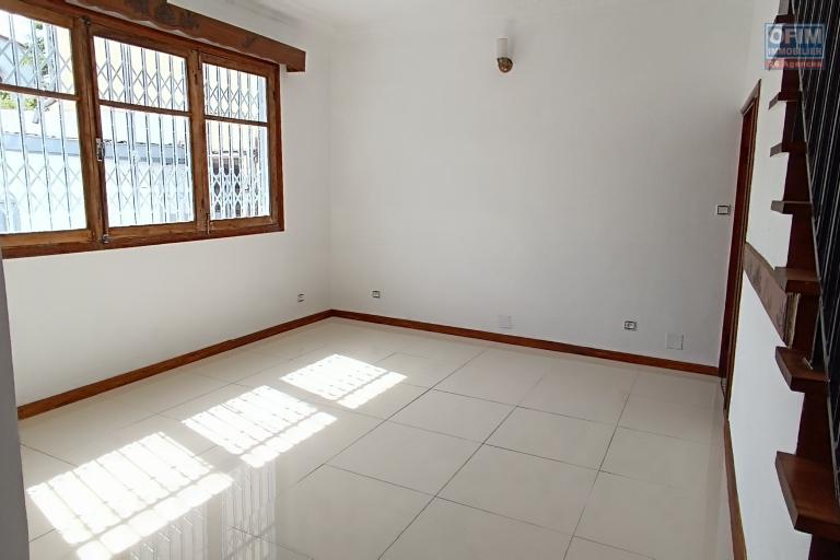 A LOUER une maison F5 avec parking à Tsimbazaza, contact Francia 034 02 218 69