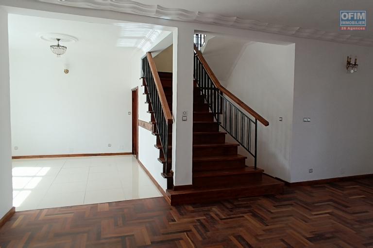 A LOUER une maison F5 avec parking à Tsimbazaza, contact Francia