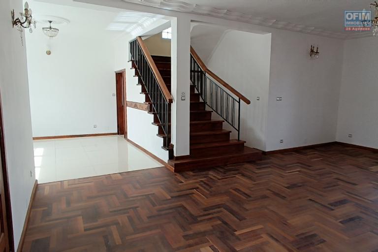 A LOUER une maison F5 avec parking à Tsimbazaza, contact Francia 034 02 218 69