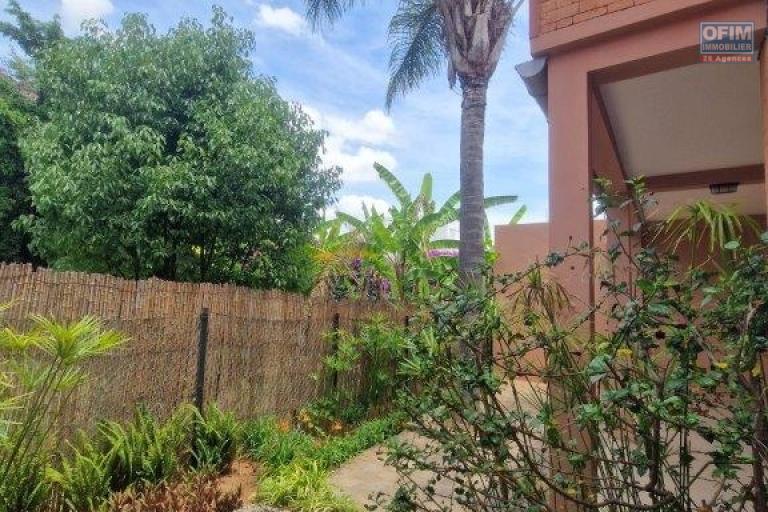 Un appartement T4 meubl&eacute; au RDC &agrave; Ambatobe ( CONTACT LALAINA )